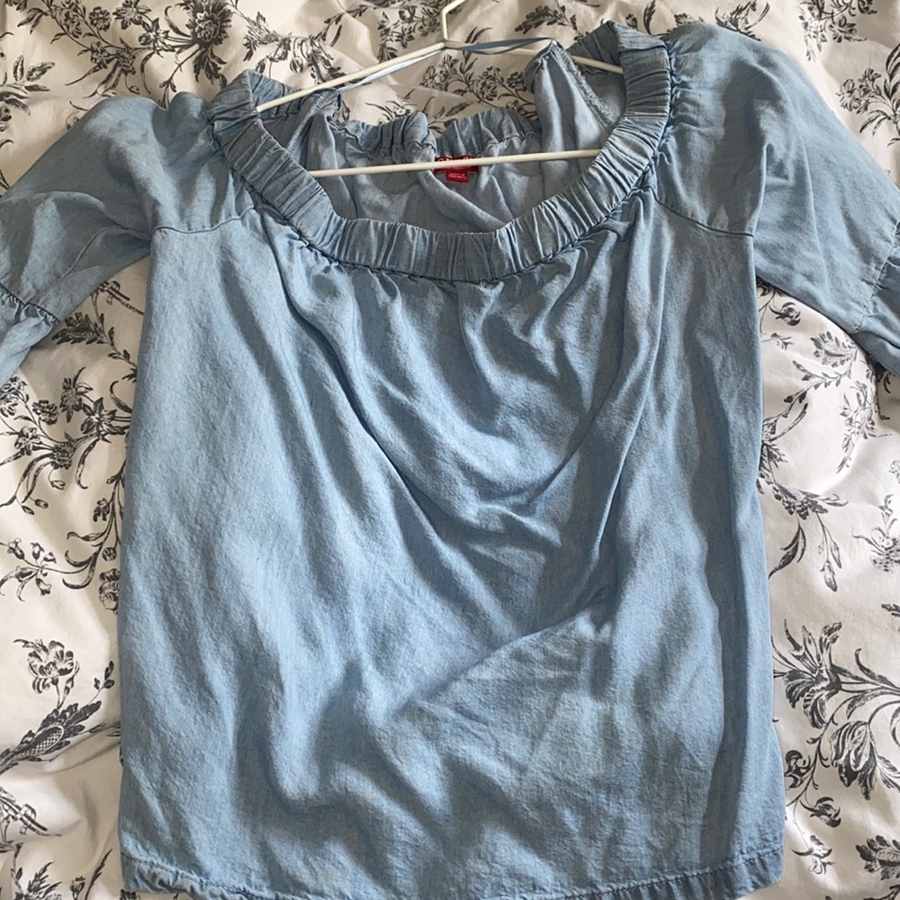 Guess Jean Off the Shoulder shirt